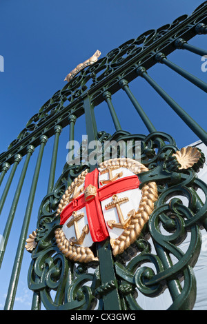 Il Badge del Royal Hospital sulla gate del Royal Naval College di Greenwich, Londra, Inghilterra Foto Stock