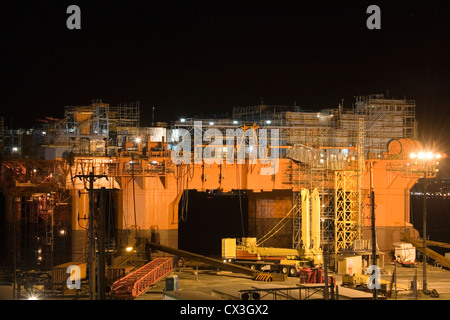 Un off shore oil rig Come ottenere riparazioni in bacino di carenaggio in Halifax, Nova Scotia. Foto Stock