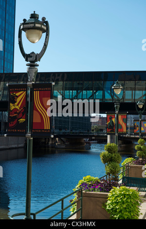 Il Milwaukee River visto dal Riverwalk. Foto Stock