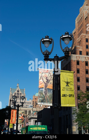 Banner lungo Milwaukee il Riverwalk illustrano gli eventi imminenti. Foto Stock