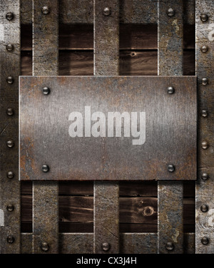 Di età compresa tra la piastra di metallo su legno sfondo medievale Foto Stock