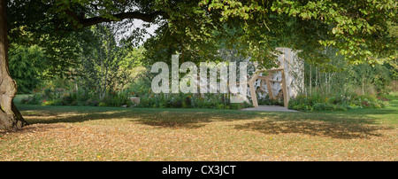 Volte Eureka Pavilion, Kew, Regno Unito. Architetto: NEX, 2011. Esterno panoramico incorniciato da quercia. Foto Stock