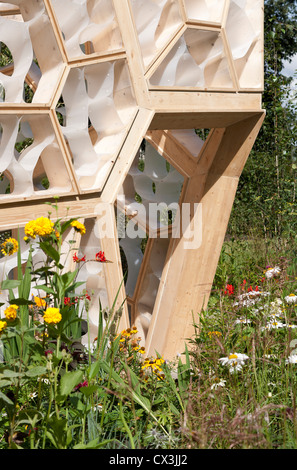 Volte Eureka Pavilion, Kew, Regno Unito. Architetto: NEX, 2011. Esterno di ingresso incorniciato da fiori. Foto Stock