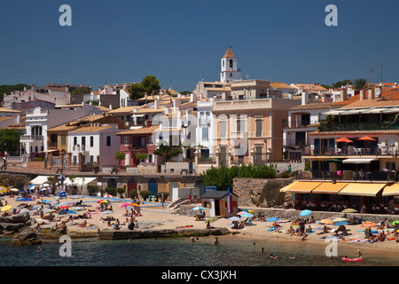 La spiaggia e il centro città di Calella de Palafrugell, in Costa Brava Catalogna, Spagna, Europa Foto Stock