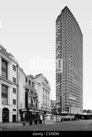 Il punto centrale di Londra, Regno Unito. Architetto: Richard Seifert, 1967. Il punto centrale e Dominion Theatre dal Tottenham Court R Foto Stock