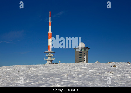 Il Brocken trasmettitore, la vecchia e la nuova torre di trasmissione sul Brocken nella neve in inverno, Sassonia-Anhalt, Germania Foto Stock