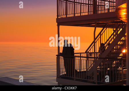 Il tramonto visto da una barca in mare Foto Stock