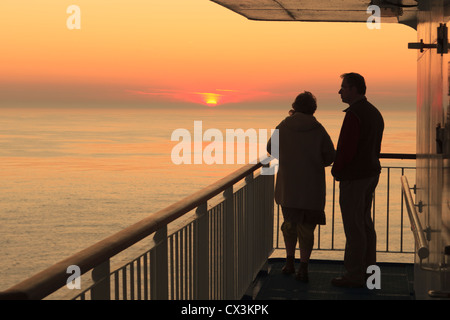 Il tramonto visto da una barca in mare Foto Stock