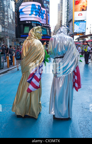 Due uomini vestiti come la Statua della Libertà costumi in Times Square a New York City Foto Stock