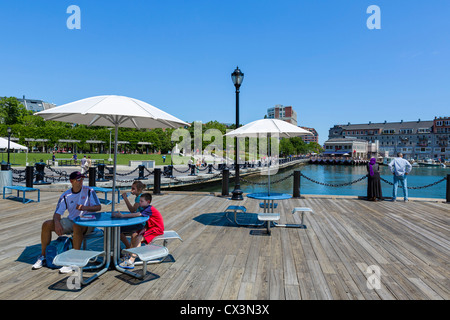 Cafe terrazza sul porto di Boston vicino a Christopher Columbus Waterfront Park, Long Wharf, Boston, Massachusetts, STATI UNITI D'AMERICA Foto Stock