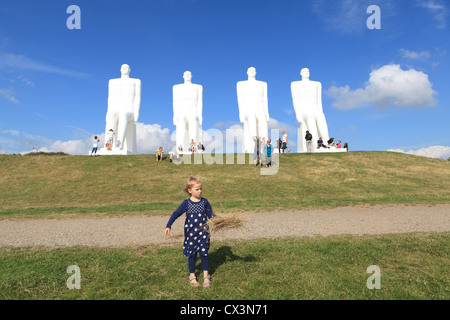 Gli uomini di mare è a 9 metri (30 piedi) alto monumento bianco di quattro maschi seduti, situato ad ovest di Esbjerg accanto alla spiaggia Saedding Foto Stock