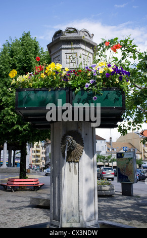 Una fontana ornata al centro di Vevey, Svizzera Foto Stock