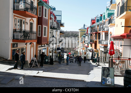 Primavera nel villaggio pedonale della località sciistica di Mont Tremblant Quebec Canada Foto Stock