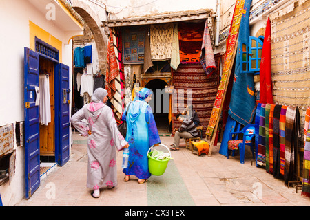 Le donne e gli artigiani al souk della medina di Essaouira, Marocco Atlantico Foto Stock