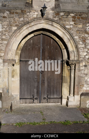 St fede la chiesa sorge in West Street Havant. Questa è la porta occidentale, l'entrata principale della chiesa Foto Stock