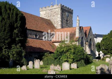 St la fede della Chiesa di fronte Sud e sagrato in medio di Havant Foto Stock