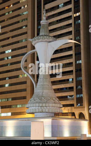 Mabaakhur- tradizionale arabo bruciatore di incenso monumento in Abu Dhabi, Emirati Arabi Uniti Foto Stock