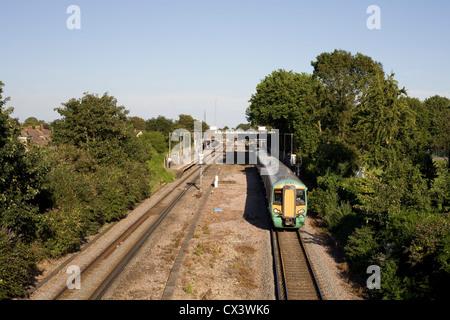 Havant stazione ferroviaria con la classe 377 electrostar in livrea meridionale en route a Portsmouth in un caldo pomeriggio di agosto Foto Stock