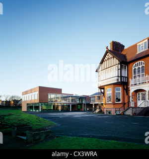 Sandford Park School, Ranelagh, Irlanda. Architetto: DTA Architects, 2007. Vista del mattone originale con la nuova aggiunta mostra Foto Stock