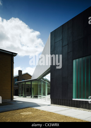 Sandford Park School, Ranelagh, Irlanda. Architetto: DTA Architects, 2007. Vista della sala multiuso che mostra gli edifici esistenti, Foto Stock