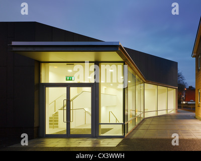 Sandford Park School, Ranelagh, Irlanda. Architetto: DTA Architects, 2007. Vista di ingresso alla sala multiuso che mostra il percorso per Foto Stock