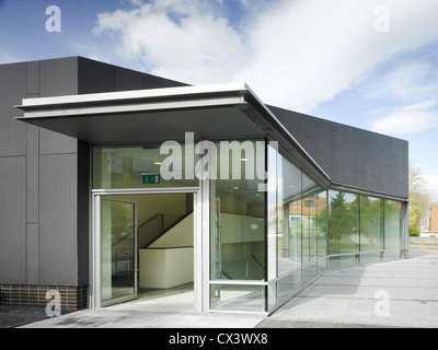 Sandford Park School, Ranelagh, Irlanda. Architetto: DTA Architects, 2007. Vista di ingresso alla sala multiuso che mostra il percorso per Foto Stock