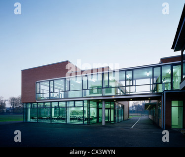 Sandford Park School, Ranelagh, Irlanda. Architetto: DTA Architects, 2007. Vista della nuova aggiunta che mostra il percorso attraverso la scuola, SURR Foto Stock