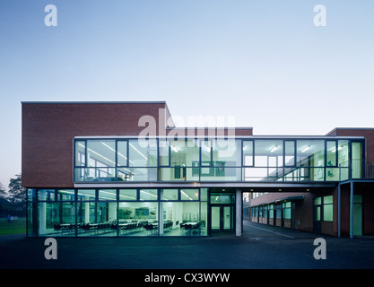 Sandford Park School, Ranelagh, Irlanda. Architetto: DTA Architects, 2007. Vista della nuova aggiunta che mostra il percorso attraverso la scuola, SURR Foto Stock