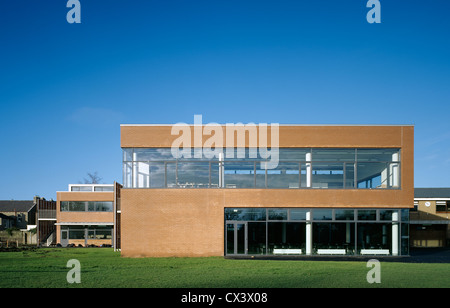 Sandford Park School, Ranelagh, Irlanda. Architetto: DTA Architects, 2007. Vista della nuova aggiunta che mostra la facciata in mattoni e surroun Foto Stock