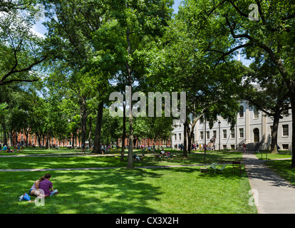 Gli studenti e i visitatori nel "vecchio cantiere" di Harvard Yard presso la Harvard University di Cambridge, Boston, Massachusetts, STATI UNITI D'AMERICA Foto Stock