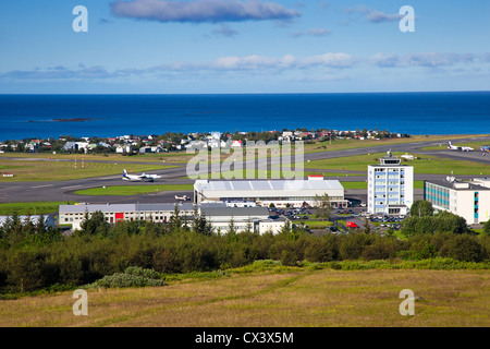 Vista aerea di Reykjavik aeroporto nazionale, Reykjavíkurflugvöllur, dal Perlan Foto Stock