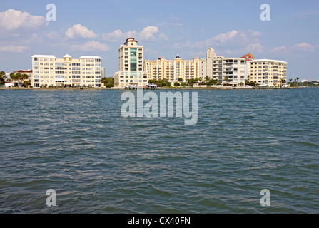 Vista degli edifici sul bordo di Sarasota Bay, Sarasota, Florida dall'acqua con cielo blu e nuvole. Foto Stock