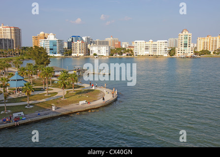 Skyline di Sarasota, Florida, e parte del ponte Ringling Causeway Park vista dall'acqua con cielo blu e nuvole bianche Foto Stock