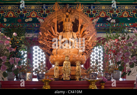 Guan Yin la scultura in legno è un dio fedele è stata buona. Foto Stock