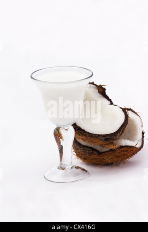 Close-up di latte di cocco e noce di cocco su sfondo bianco Foto Stock