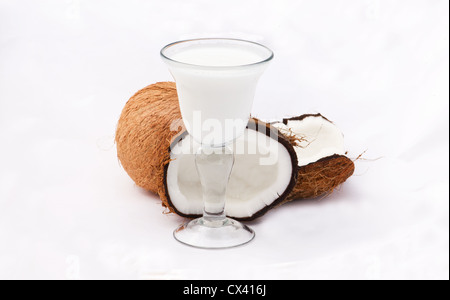 Close-up di latte di cocco e noce di cocco su sfondo bianco Foto Stock