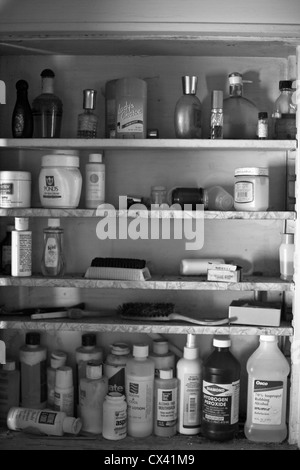 Una casa che ha sat vacante per 20 anni ha ancora bottiglie in medicina cabinet. Foto Stock