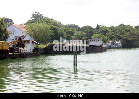 Rusty e barche abbandonate, vista dal lago Astamudi Foto Stock