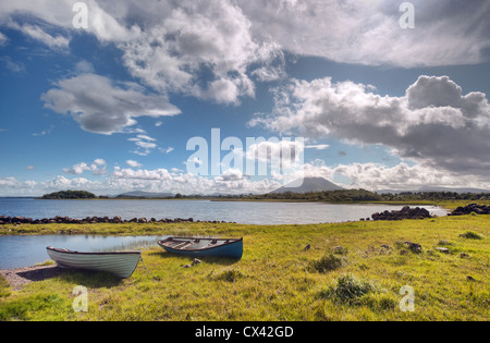 Una giornata di sole con alcune barche da Lough Conn nella contea di Mayo, Irlanda con la mitica Nephin Beg mountain in background Foto Stock