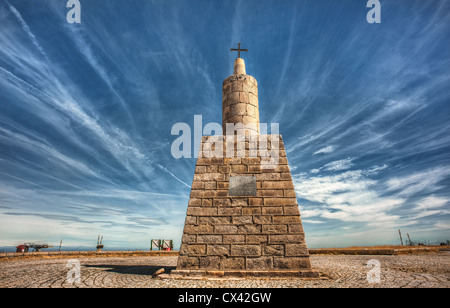 La Torre monumento nella Serra da Estrela montagne segna il punto più alto in Portogallo Portogallo continentale Foto Stock