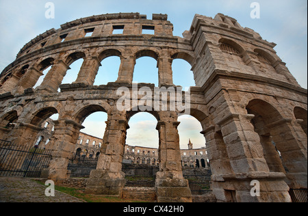 I resti ben conservati di Arena di Pola, a duemila anni anfiteatro romano nella città croata di pula sul Mare Adriatico Foto Stock