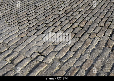 Pietra di ciottoli superficie stradale in Truro,Cornwall. Concetto di 'cadere sul terreno pietroso', avvertenze o consigli ignorato. etc. Metafora retail footfall declino. Foto Stock