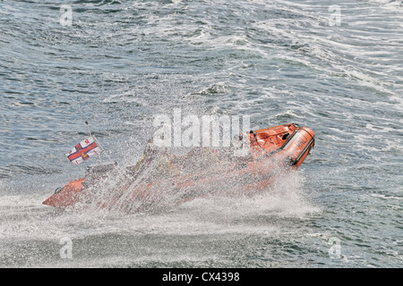 In Crash attraverso il surf Cromer inshore scialuppa di salvataggio per il salvataggio Foto Stock