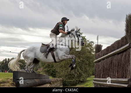 Richard Jones su Highland Ford di schiantarsi al Cottesmore leap - il Land Rover Burghley Horse Trials 2012 Foto Stock