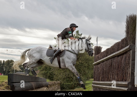 Richard Jones su Highland Ford di schiantarsi al Cottesmore leap - il Land Rover Burghley Horse Trials 2012 Foto Stock