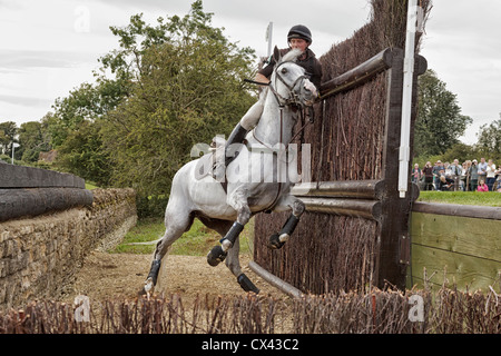 Richard Jones su Highland Ford di schiantarsi al Cottesmore leap - il Land Rover Burghley Horse Trials 2012 Foto Stock