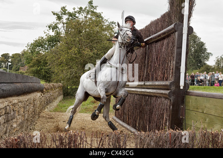 Richard Jones su Highland Ford di schiantarsi al Cottesmore leap - il Land Rover Burghley Horse Trials 2012 Foto Stock