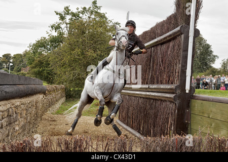 Richard Jones su Highland Ford di schiantarsi al Cottesmore leap - il Land Rover Burghley Horse Trials 2012 Foto Stock