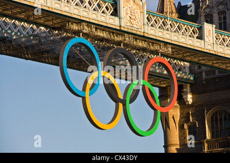 Incastro cinque anelli olimpici attaccato al grado 1 elencati il Tower Bridge in preparazione per Olimpiadi di Londra 2012 Inghilterra Europa Foto Stock