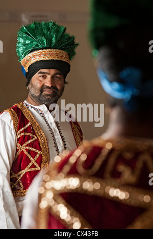 L uomo dal bhangra jugnu gruppo da gravesend, vestito in costume tradizionale Foto Stock